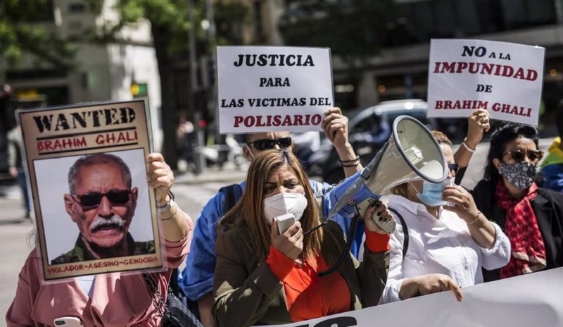 تزامنا مع مثوله أمام القضاء.. وقفة احتجاجية لنساء إسبانيات ضد زعيم البوليساريو أمام المحكمة الوطنية