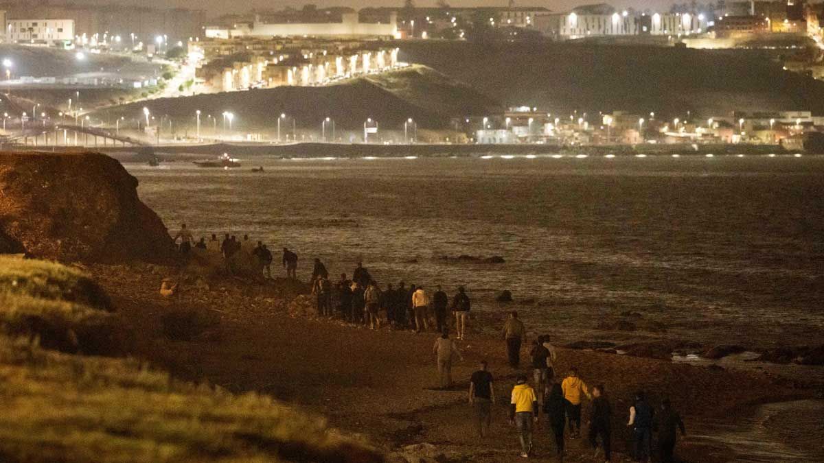 هل فتحت إسبانيا "باب جهنّم" على نفسها..؟ آلاف الشباب القاصر والأفارقة على "أبواب سبتة" من أجل العبور