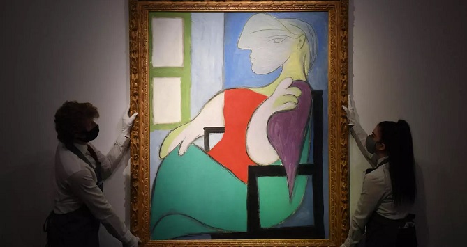 "المرأة الجالسة قرب النافذة".. لوحة لبيكاسو تباع بـ 103 ملايين دولار في نيويورك