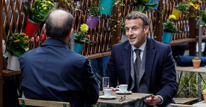  ماكرون يرحب بـ"استعادة الحرية" من على شرفة مقهى 