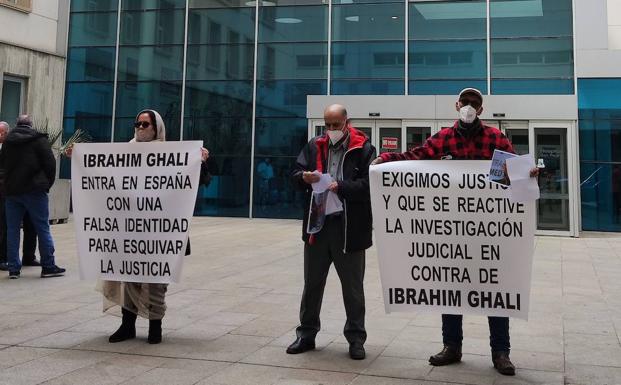 ضحايا زعيم "البوليساريو" يتظاهرون أمام المستشفى الذي يعالج فيه بإسبانيا للمطالبة باعتقاله ومحاكمته