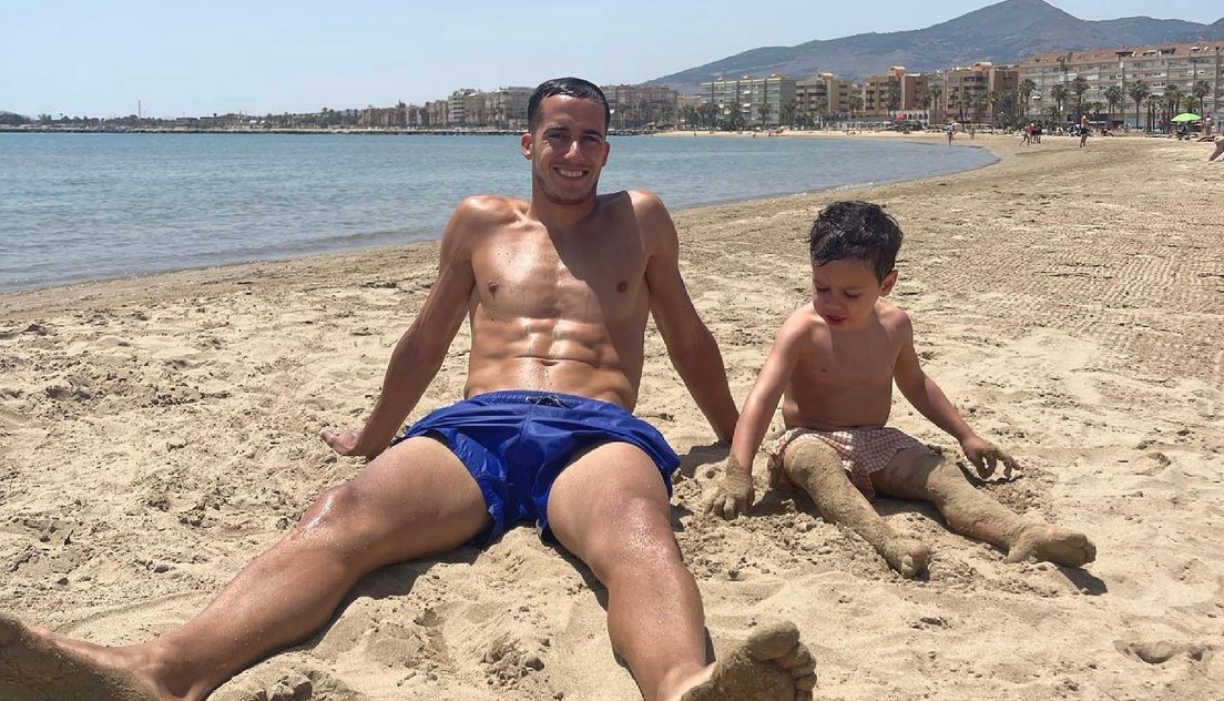 فاسكيز نجم ريال مدريد يشعل "الانستغرام" بعد صورة عائلية بشاطئ مدينة مليلية المحتلة