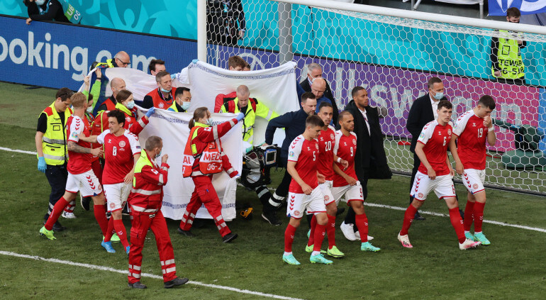  السقوط المفاجئ للنجم الدانماركي إريكسن يعيد إلى الأذهان سيناريوهات حزينة في الميادين الرياضية 