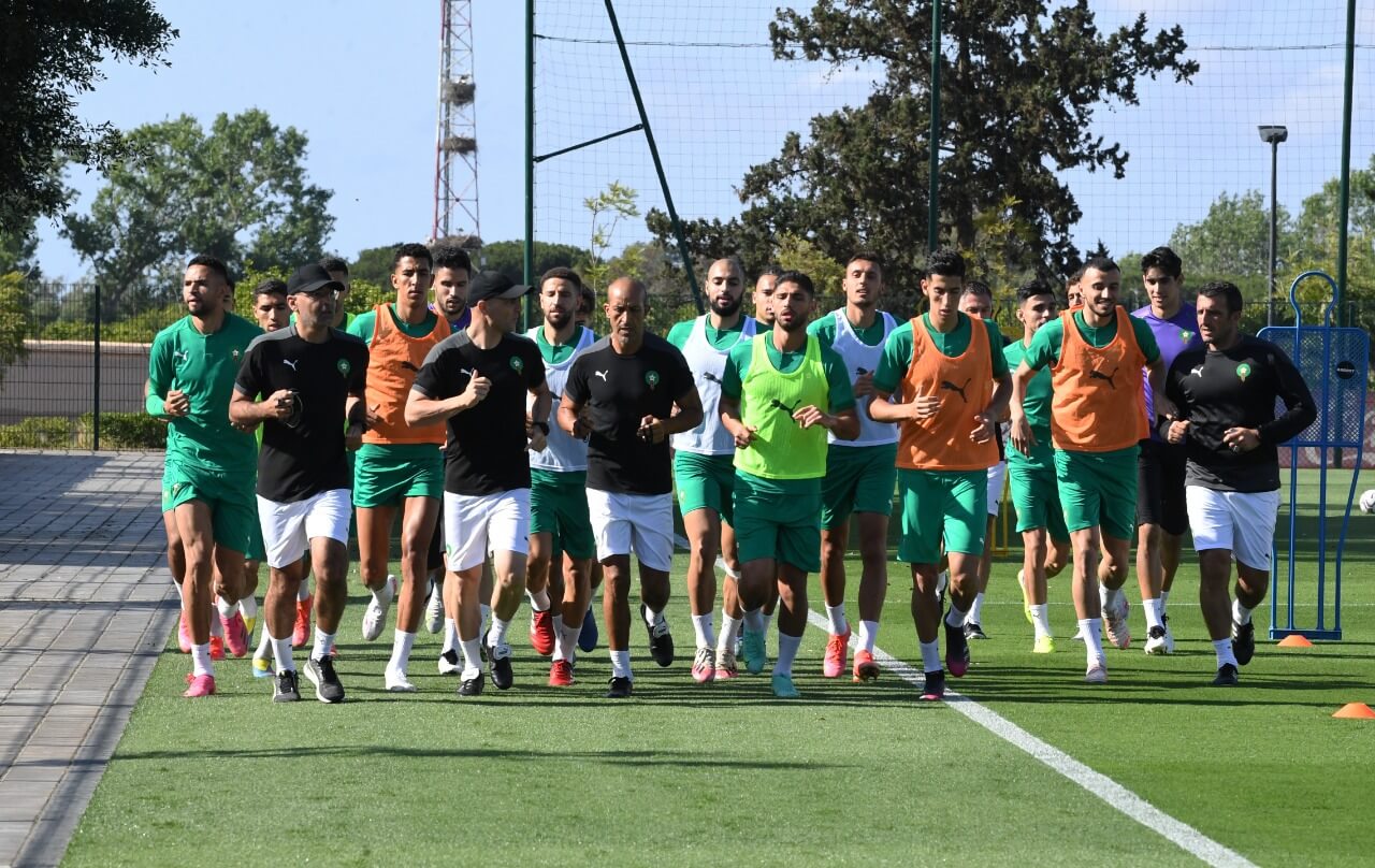  برنامج تأهيلي خاص لعلاج ماسينا.. والشكوك تحوم حول جاهزية زياش عند الالتحاق بمعسكر "الأسود" 