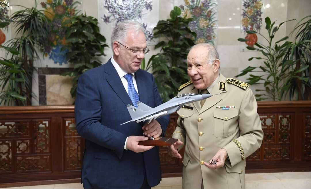  الصراع المغربي الجزائري.. حين تنقل روسيا وأمريكا حربهما الباردة إلى المنطقة المغاربية للسيطرة على سوق الأسلحة 