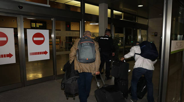  إسبانيا تمنح الإذن لطائرة تابعة للرئاسة الجزائرية بنقل زعيم البوليساريو ومن معه خارج البلاد (صور) 