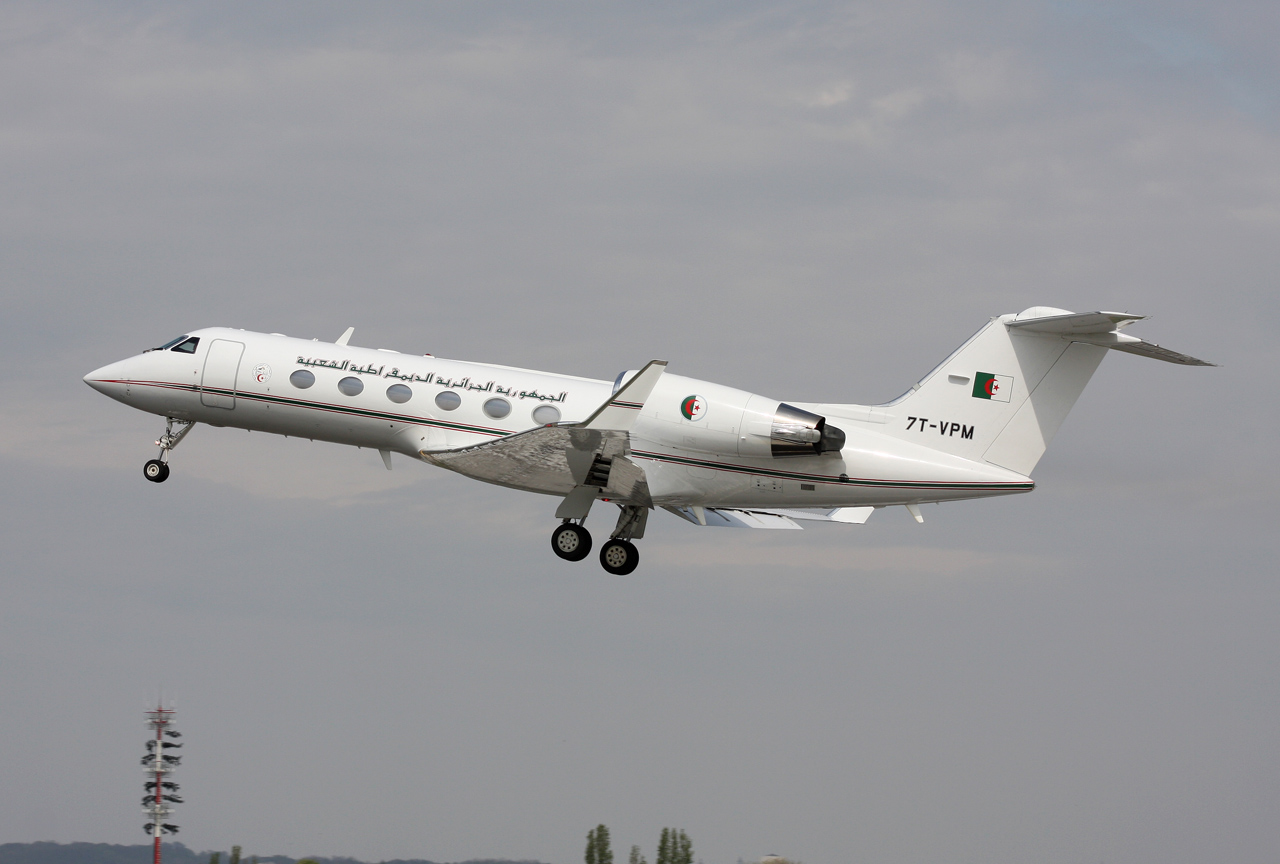  إسبانيا تمنع نزول طائرة جزائرية بمطار سرقسطة لنقل زعيم البوليساريو خارج البلاد 