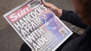 استقالة وزير الصحة البريطاني بسبب "قبلة مع مساعدته"