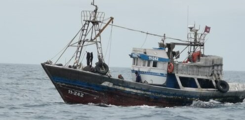  قارب صيد مغربي ينقذ 35 مهاجرا إفريقيا في عرض سواحل طانطان 