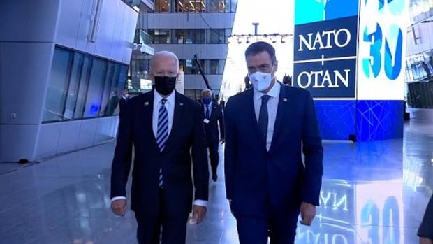  بعد انتظار لــ 6 أشهر..  بايدن يمنح رئيس الحكومة الإسبانية بيدرو سانشيز 21 ثانية للقاء به "وقوفا" 