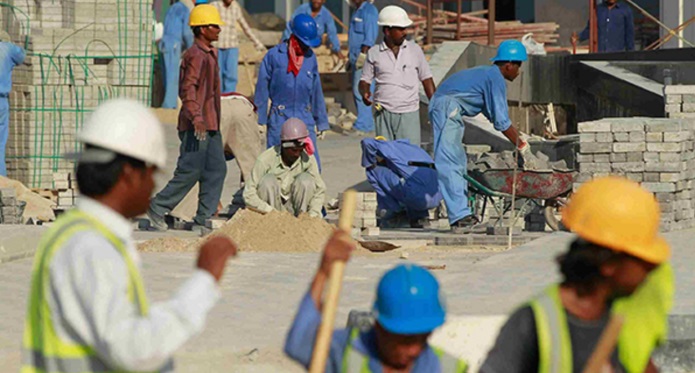  قطر تتخذ إجراءات زجرية ضد 54 شركة عرضوا عمّالا لحرارة الشمس 