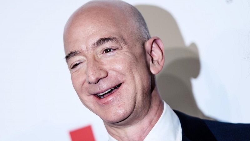 جيف بيزوس يعلن أنه مسافر إلى الفضاء