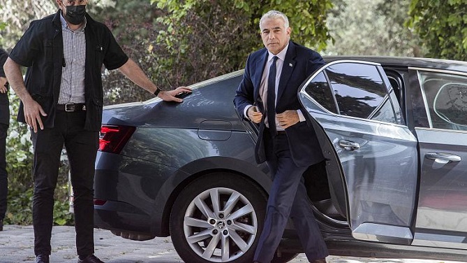  زعيم المعارضة في إسرائيل ينجح بتشكيل حكومة ائتلافية ويضع حدا لأكثر من 12 عاما من حكم نتنياهو 