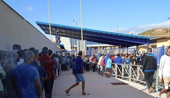 83 مغربيا يطلبون اللجوء بسبتة بعد رفض المغرب استقبالهم