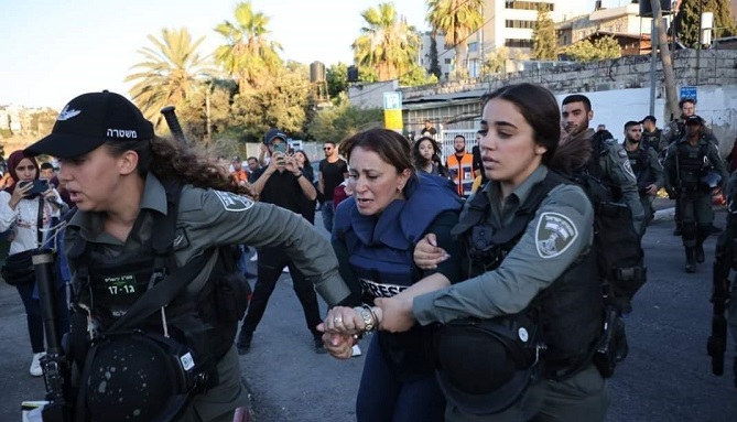  القوات الإسرائيلية تعتقل مراسلة "الجزيرة" جيفارا البديري خلال تغطيتها احتجاجات في القدس 