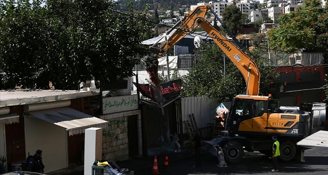 الشرطة الإسرائيلية تهدم محلا تجاريا بالقدس وتُصيب 13 فلسطينيا