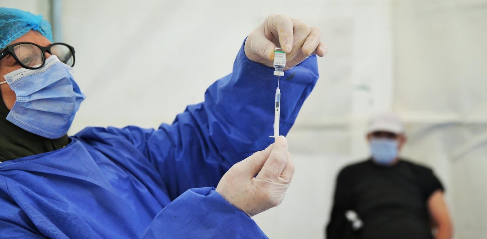  رئيس الجمعية المغربية للعلوم الطبية: سينوفارم وأسترا زينيكا ناجعين ضد السلاسات المتحورة 