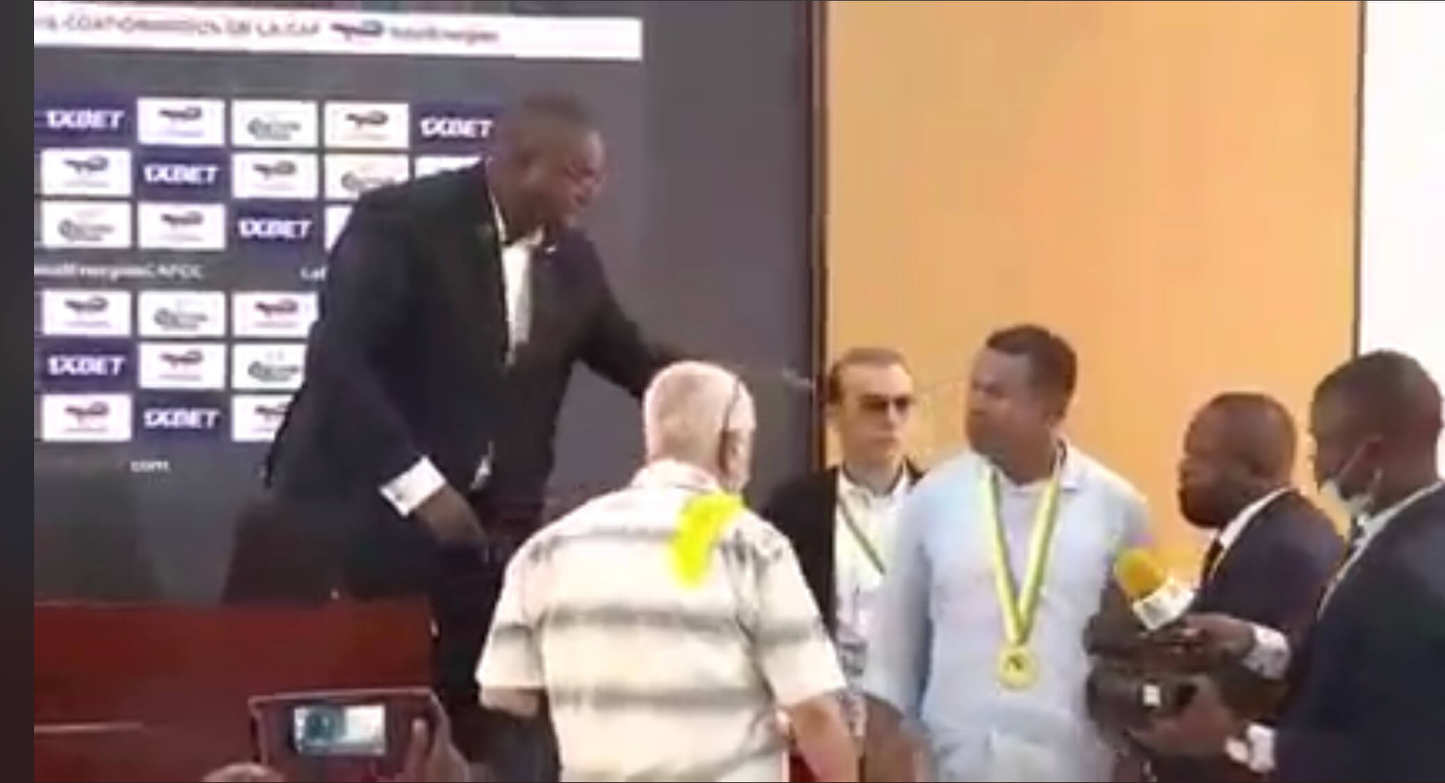 إلغاء الندوة الصحفية بعد نهائي الكونفدرالية بعد دفاع مدرب الرجاء على صحافي جزائري