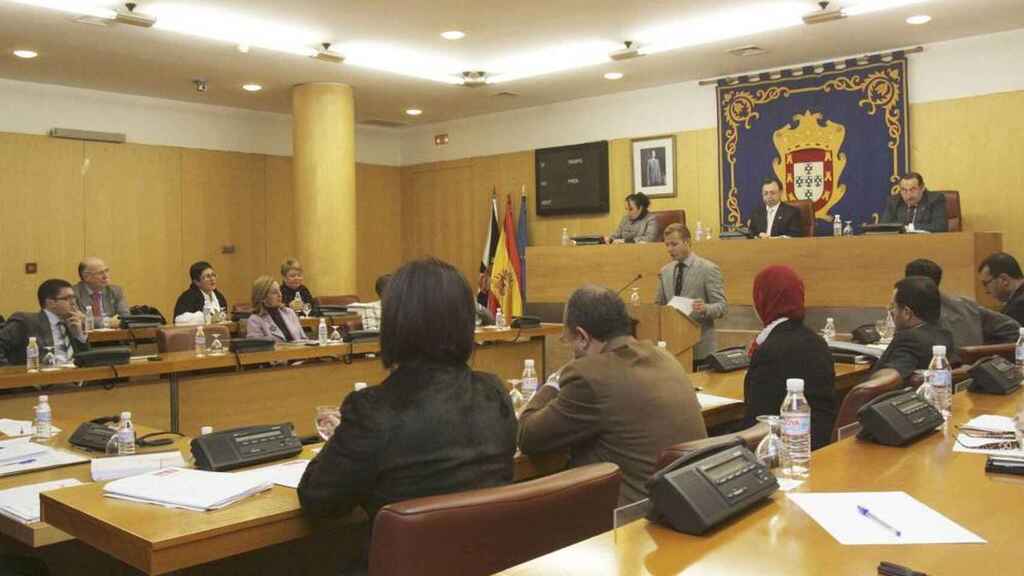 حزب "فوكس" يبرئ المغرب من مسؤولية دخول المهاجرين إلى سبتة ويحملها للحكومة الإسبانية