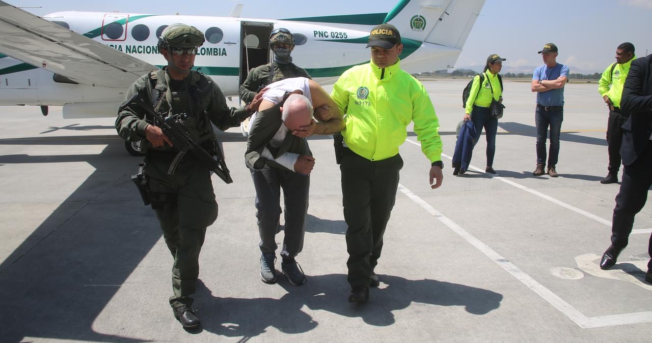 متهم بجرائم قتل والـ FBI كانت تطارده وافتضح أمره داخل مسجد.. كولومبيا تُسلم مغربيًا للقضاء الهولندي