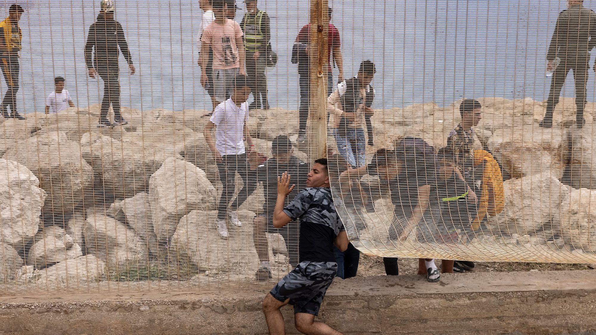 بعضهم اعتقدوا أن سبتة ملاصقة لإسبانيا.. عودة طوعية لـ135 مهاجرا مغربيا هربا من الأزمة ومطاردات الشرطة