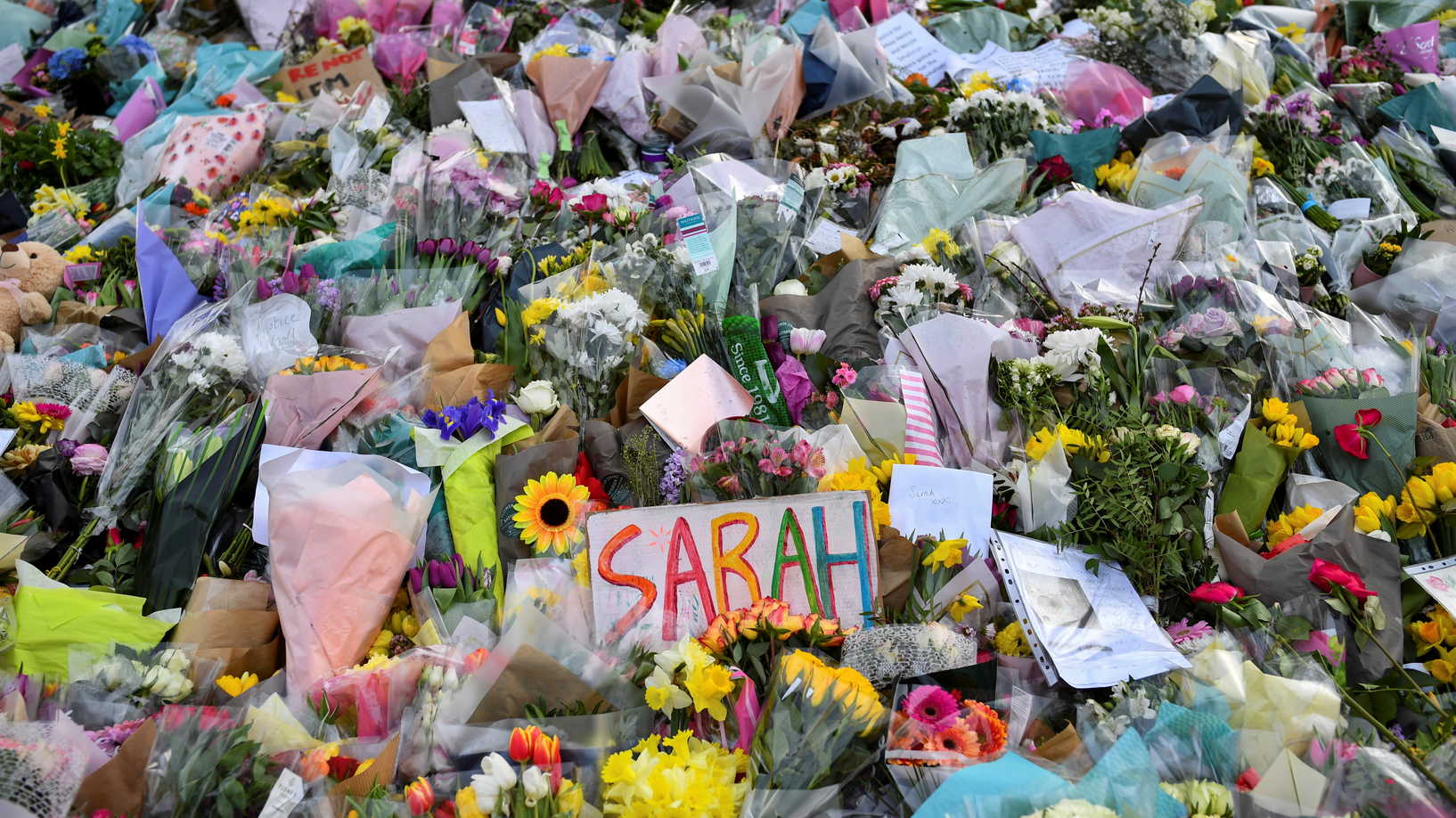  جريمة هزت بريطانيا.. اعتراف شرطي باغتصاب وقتل شابة بعد اختطافها 