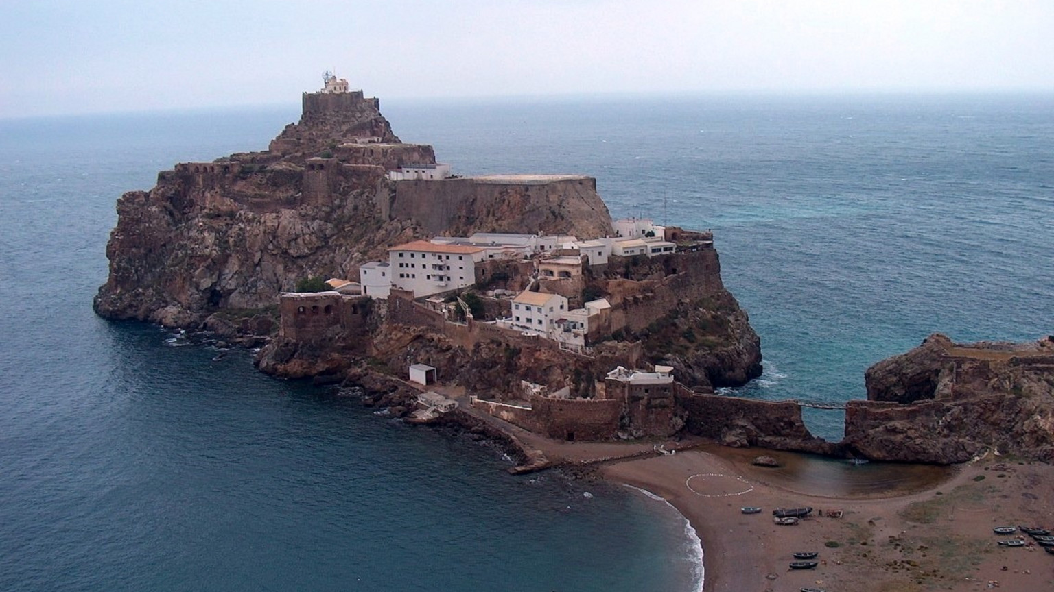 الجيش الإسباني: عمليات نقل رفات من شبه جزيرة باديس فرضها تدهور حالة المقبرة وسيُدفنون في مليلية