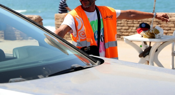  "جشع" حُراس السيارات المزيفين بالدار البيضاء .. حينما يطفح الكيل 