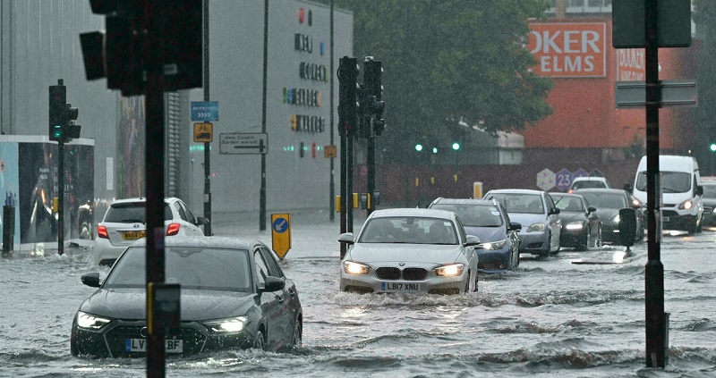 الفيضانات تغمر شوارع لندن مع توالي العواصف