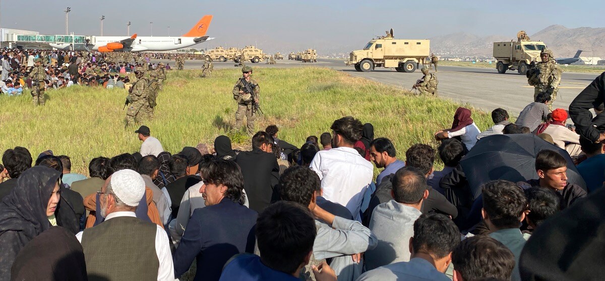 فوضى ورصاص وطائرات بدون وجهة ولا مكان آمن للهبوط.. هكذا هو حال مطار كابول بعد سيطرة طالبان على أفغانستان