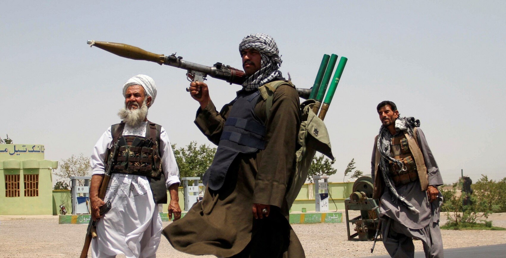  حركة طالبان تسيطر على أغلب المناطق في أفغانستان والدول الغربية تجلي قواتها العسكرية وديبلوماسييها 