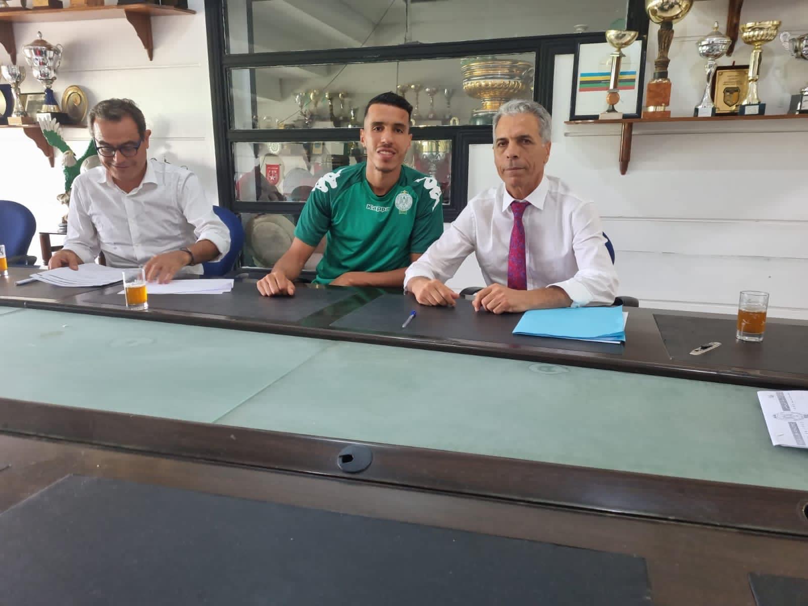  تعاقدت مع المدافع جمال حركاس..إدارة الرجاء تضع اللمسات الأخيرة على قائمة الوافدين قبل مراسيم التقديم 