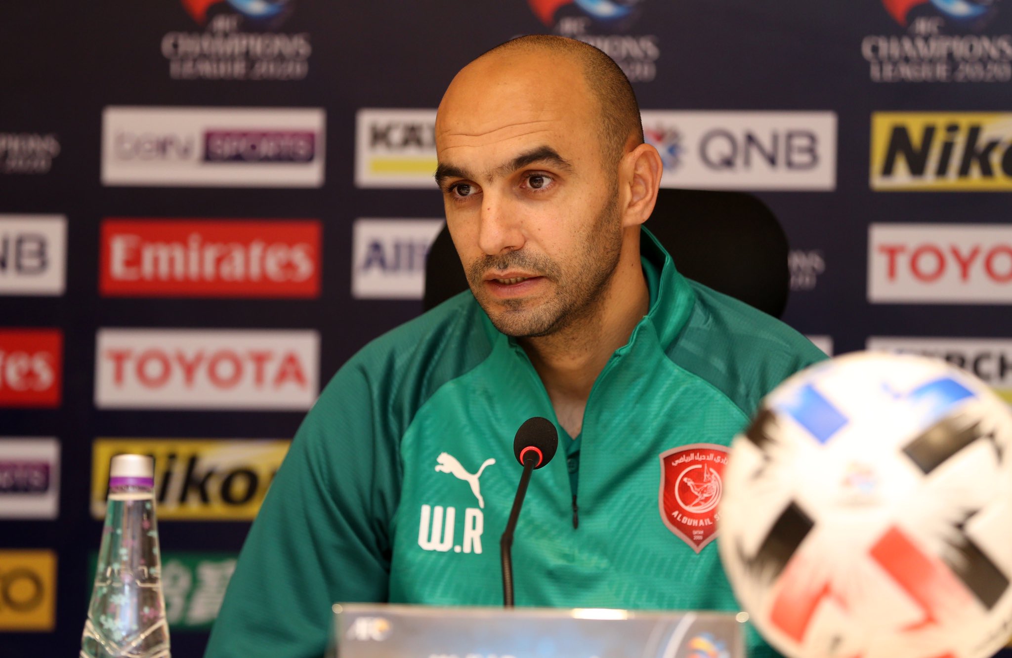  الناصيري يجالس الركراكي من أجل خلافة التونسي البنزرتي في تدريب الوداد 