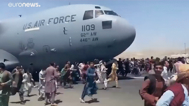  بايدن يتوعد طالبان بـ "رد مدمر" إذا عرقلت عملية الإجلاء عبر مطار كابول 