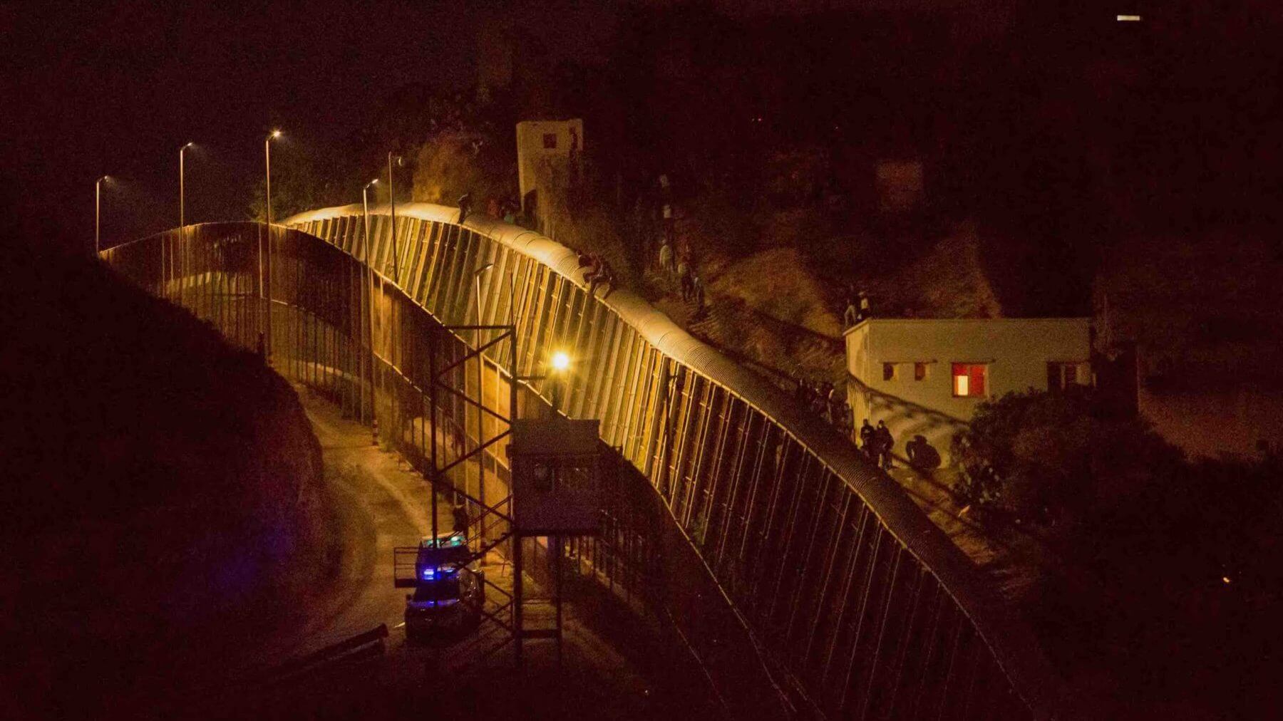  استخُدمت المروحيات لمحاصرتها.. المغرب ينقذ مليلية من محاولة لاقتحام السياج الحدودي شارك فيها المئات 