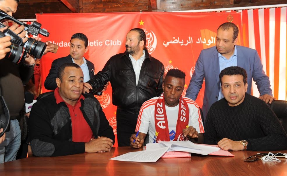 ملف النيجيري شيكاتارا.. الـCAF يهدد الجامعة والوداد بعقوبات تصل للحرمان من رخصة المشاركة الإفريقية