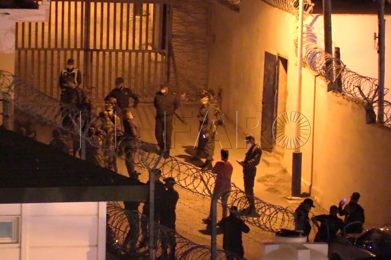 القوات المغربية تقضي ليلة بيضاء في التصدي لهجومات جماعية لمهاجرين سريين على حدود سبتة