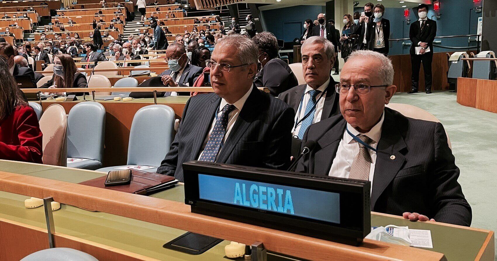 تلقى الخبر في نيويورك.. العمامرة لم يُستشر ولم يُعلَم قبل قرار الجزائر إغلاق مجالها الجوي أمام الطائرات المغربية