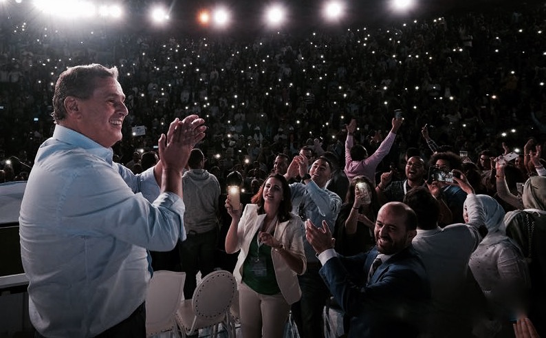  عزيز أخنوش: الملياردير الذي يغطي فقره السياسي بالأموال.. ورجل الأعمال الذي يبيع للمغاربة المحروقات والأكسجين والوعود الانتخابية! 