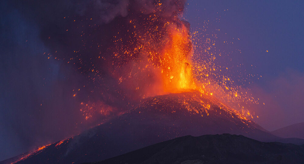 يبعد عن سواحل طرفاية بـ490 كيلومترا.. هل تصل انبعاثات بركان جزر الكناري إلى الأراضي المغربية؟