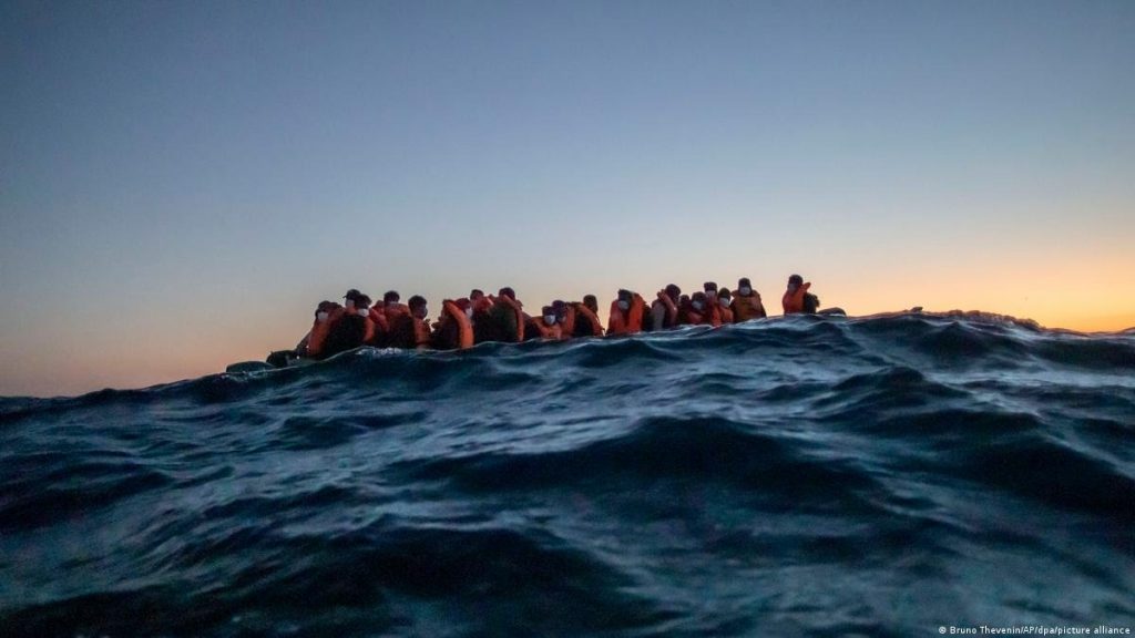  طانطان.. إنقاذ قارب على متنه 58 مغربيا مرشحا للهجرة السرية بينهم سيدة وقاصر 