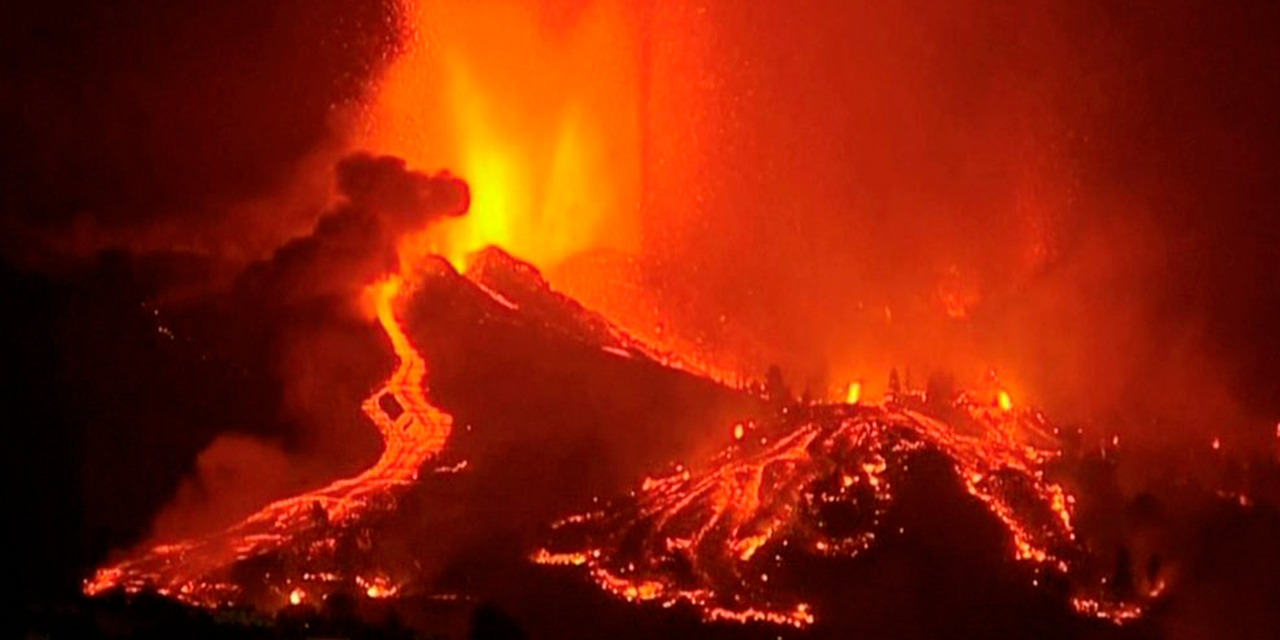  للمرة الأولى منذ نصف قرن.. إسبانيا تجلي آلاف السكان بعد ثوران بركان في جزر الكناري 