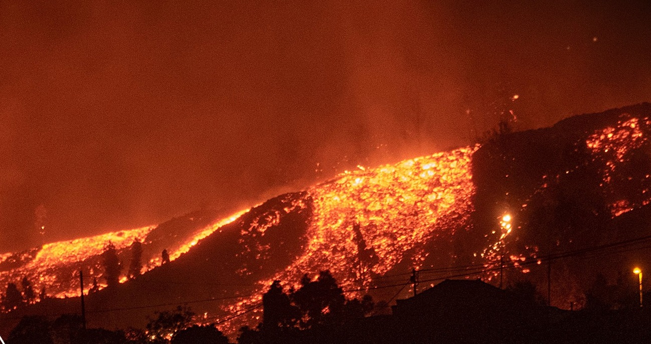 حمم بركان أرخبيل الكناري تواصل تدفقها مدمرة في طريقها نحو مائة منزل