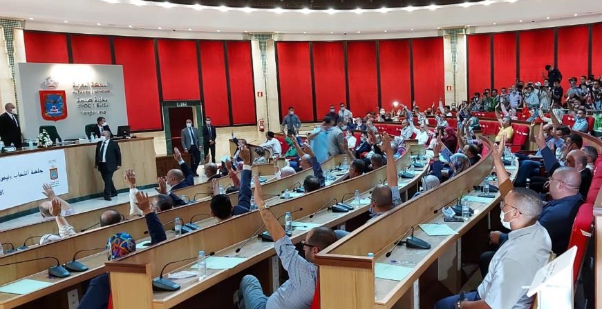 منافسةٌ بين الحلفاء وتهريبٌ للمستشارين.. الصراع على الرئاسة يؤدي إلى "بلوكاج" في تشكيل مجالس المقاطعات بطنجة