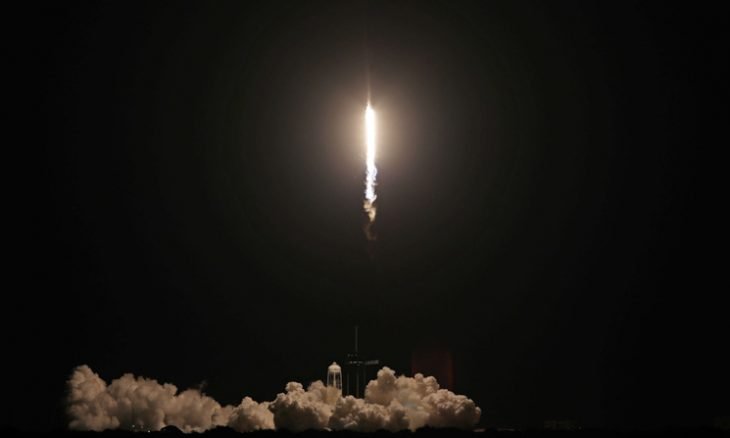 إقلاع مركبة "سبايس إكس" الفضائية وعلى متنها أربعة سياح