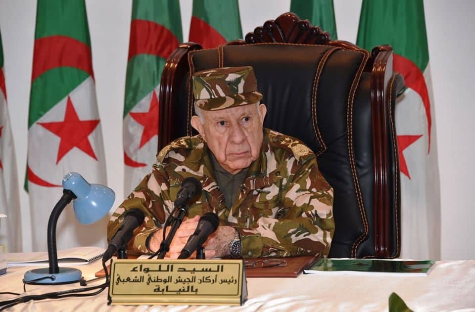  وصف المغاربة بـ"الأعداء" ودعا الجزائريين للوقوف مع قياداتهم.. شنقريحة "يُهدد" و"يتوعد" أمام جنود جيشه 