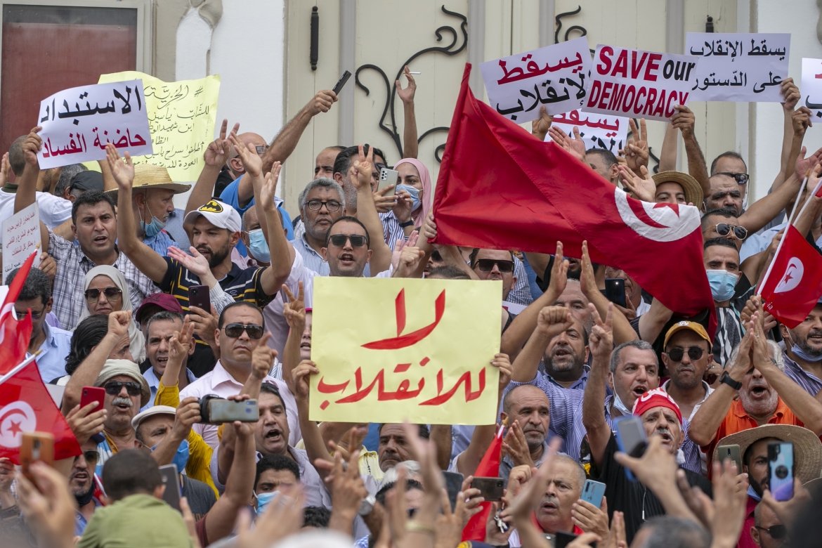 تونس تلقي القبض على عضو في البرلمان ومذيع تلفزيوني وصفا الرئيس بالخائن