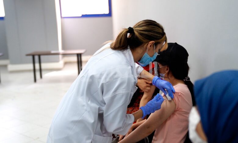 المركز الاستشفائي ابن سينا ينفي وفاة طالبة بعد تلقيها جرعة اللقاح المضاد لكوفيد-19