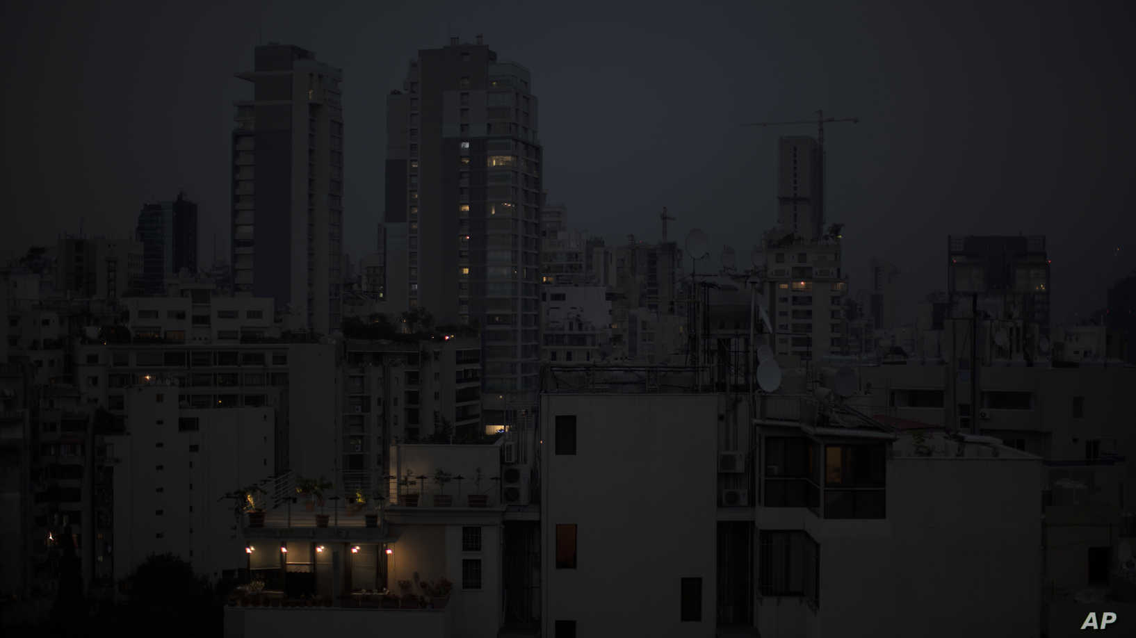 لبنان.. عودة الكهرباء جزئيا بعد انقطاع كامل