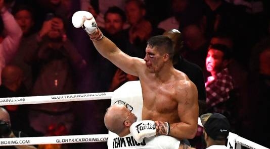 الهولندي فيرهوفين ينجح في الانتصار أمام البطل المغربي بن الصديق في أمسية الـ GLORY